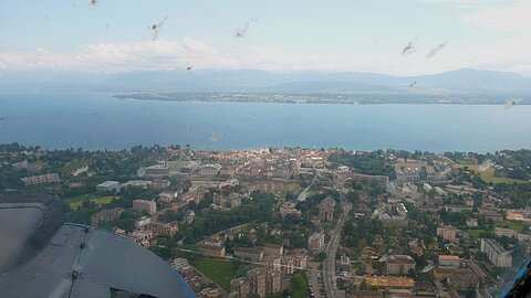 Vor uns im Queranflug die Stadt Nyon.