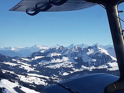 Hintere Bergkette v.r.n.l. Jungfrau, Mönch, Eiger, Schreckhorn und Wetterhorn
