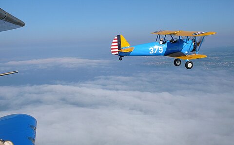 Wir treffen eine Stearman in der Luft.