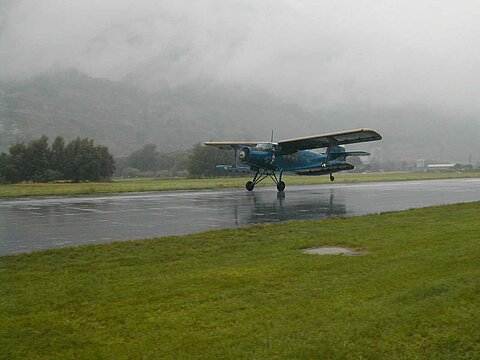 AN-2 starte zu einem Demoflug.