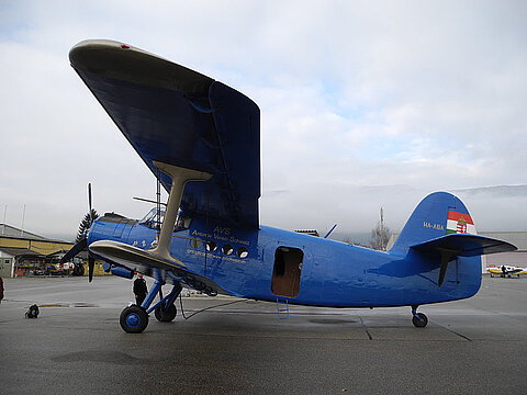 Das Flugzeug steht bereit zum einsteigen.