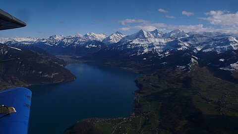 Thunersee und die Berner Alpen.
