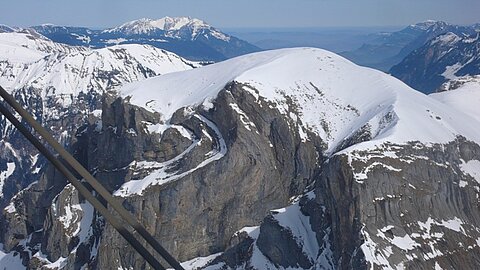 Imposante Bergformation, dahinter der Pilatus.