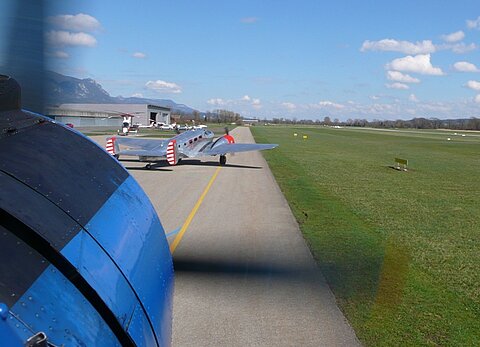 Eine Beech 18 drängt sich vor uns hinein.