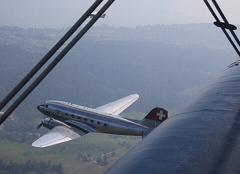 Die DC-3 beschleunigt.