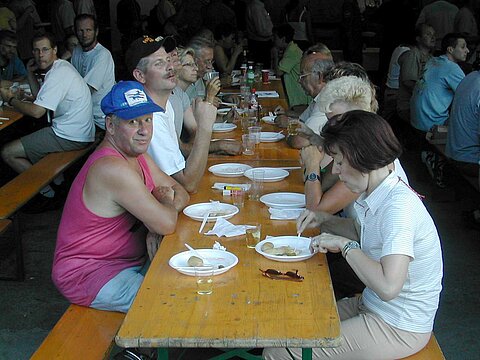 Abendessen in einem ehemaligen Unterstand.