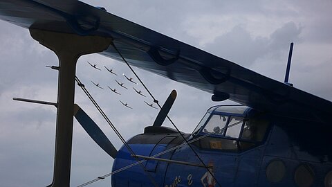 Das PC-7 Team zwischen den Spanndrähten der Antonov.