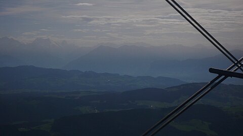 Im Gegenlicht Niesen, dahinter die Blümlisalp.