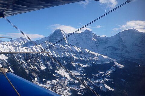Einflug in das Lauterbrunnental, linkerhand die Ortschaft Wengen.