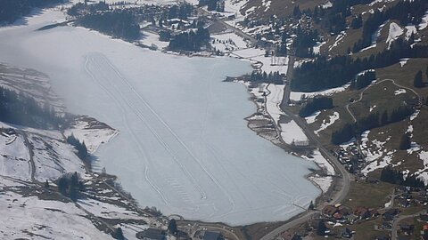 Schwarzsee mit Piste.