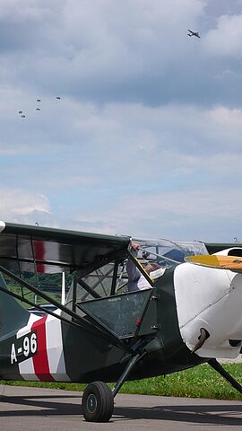 Fallschirmabsprung aus der DC-3.