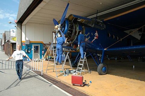 Im Hangar von Farner wird die Kontrolle durchgeführt.