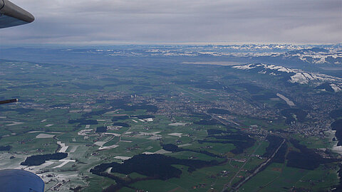 Bildmitte Flugplatz Emmen, rechts Rootse, hinten Zugersee.