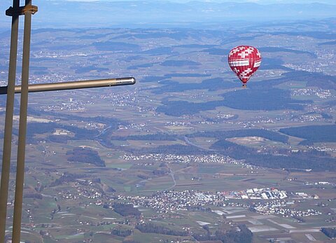 In der Region Thun begegnung eines Heisluftballons.
