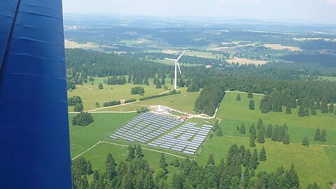 Wind- und Sonnenkraftwerk am Jura.