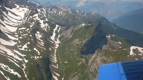 Im Queranflug zum Fliegerschiessplatz Axalp.