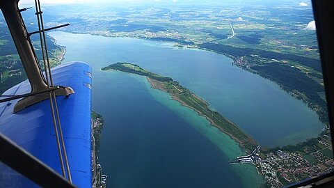 Links der Bielersee mit Erlach das Ziel der Fallschirmspringer.