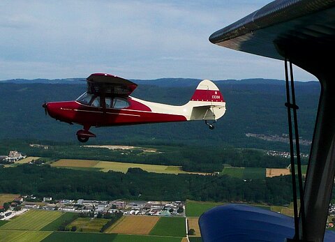 Aeronaca 15AC aus Grenchen kommt in Formation.
