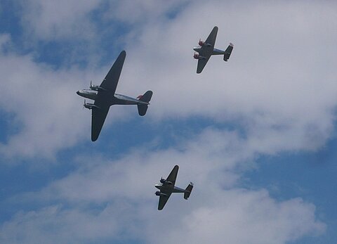 DC-3 und zwei Beechcraft B-18 von Hugo Mattys.
