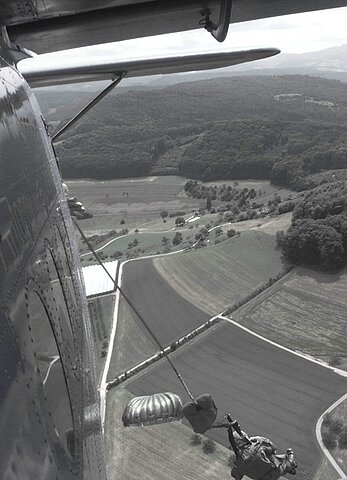 Weitere Springer verlassen das Flugzeug.
