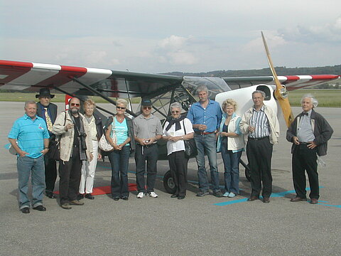 Gruppenbild vor dem Stinson.