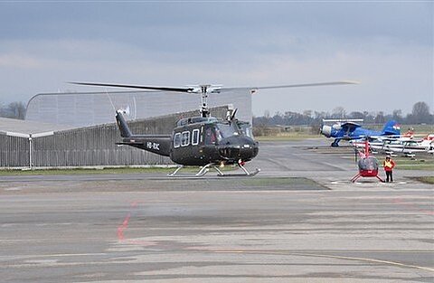 Bell UH-1 Helikopter im Schwebeflug.