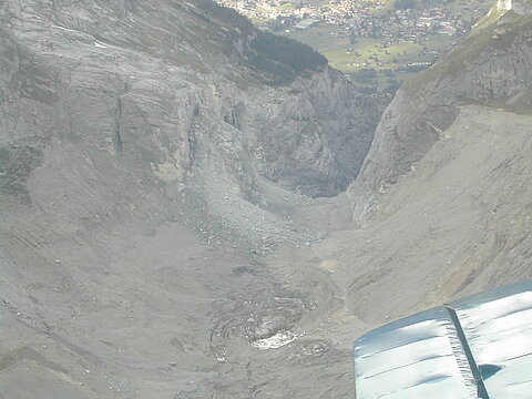 Felsabbruch im Grindelwaldgletscher, unten die Ortschaft Grindelwald.