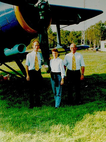 Christoph, Brigitte und Hansruedi vor der An-2.