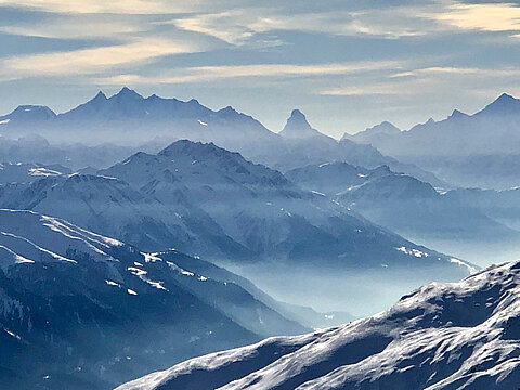 Bildmitte das Matterhorn.