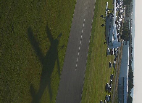 Im Tiefflug über den Flugplatz.
