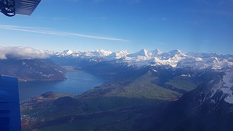 Thunersee mit Eiger, Mönch und Jungfrau.