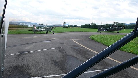Stinson und Piper rollen zum Start.