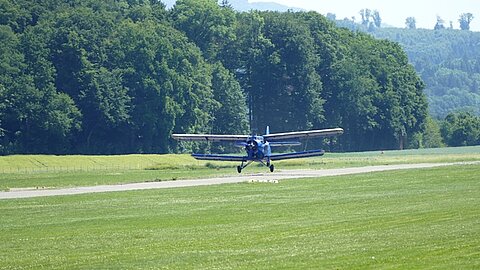 Die An-2 hebt von der Piste 26 ab und ...