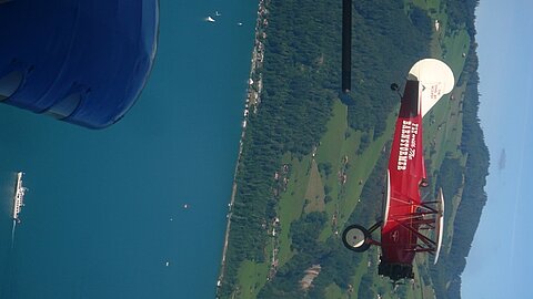 Travel-Air 2000 mit Motorschiff auf dem Thunersee.