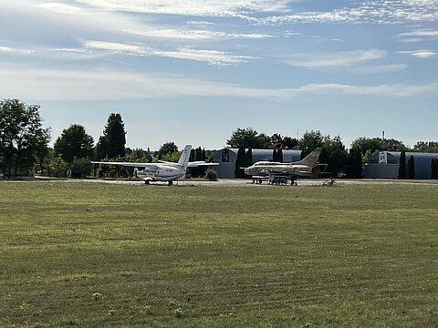 Ein altes Militärflugzeug Mig21.