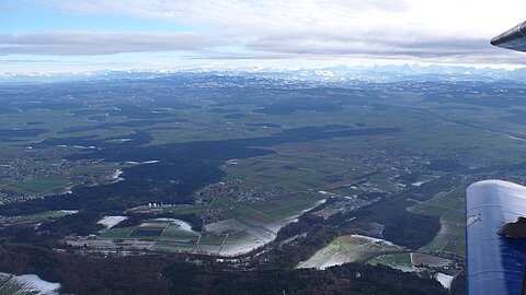 Im Steigflug über dem Buchiberg mit Blick zu den Berner- und Innerschweizeralpen.