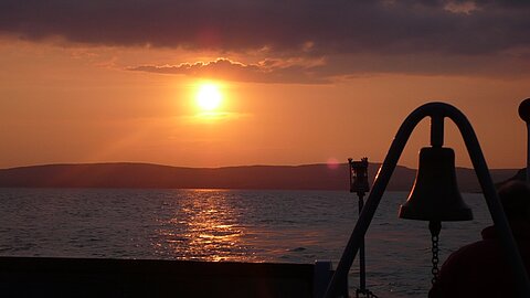 Idyllischer Sonnenuntergang bei der Fährüberfahrt.