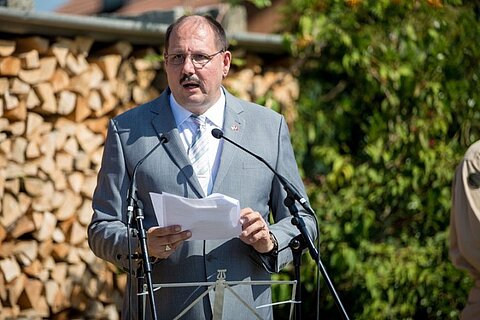 Der Organisator Rolf Zaugg hält die Rede.