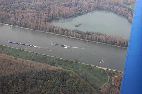 Transportschiffe auf dem Rhein.