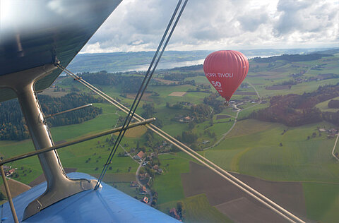 Beim Sempachersaee begegnen wir diesem Heissluftballon.