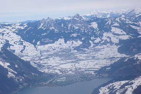 Vorne Ortschaft Brunnen und Schwyz, dahinter die Mythen und der Glärnisch.