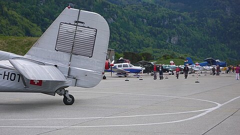 Die wenigen Oldtimerflugzeuge die gekommen sind.