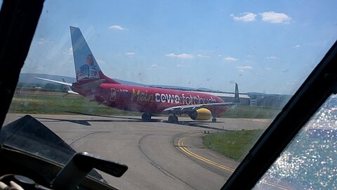 Ein Boeing 737 steht uns im Weg.