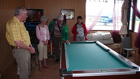 Als Zeitvertreib spielte man Biliard.