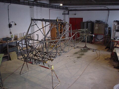 Bis auf das Gerippe wird der L-5 zerlegt, Dez. 2004 in Kaposvár.