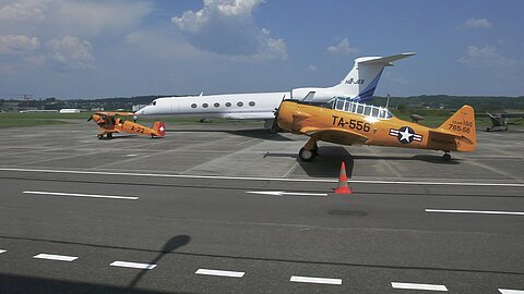 Bücker und AT-6.