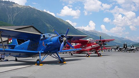 Geschichtsträchtige Flugzeuge Antonov, DC-3 und Junkers Ju-52.