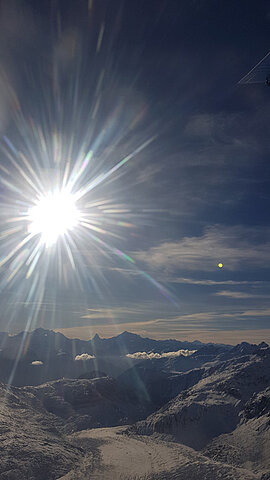 Im Gegenlicht das Matterhorn.