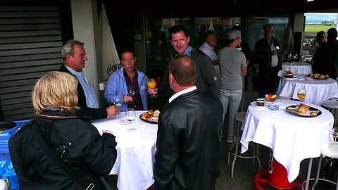 Apérostimmung auf dem Flugplatz Birrfeld.