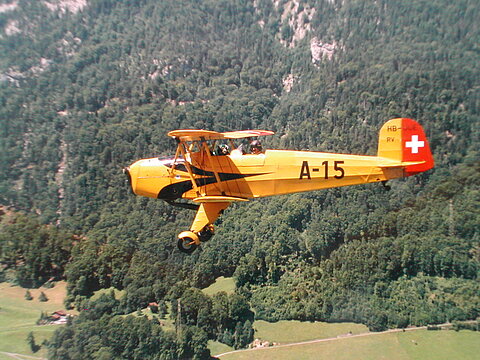 Bücker Jungmann an Jurasüdfuss.